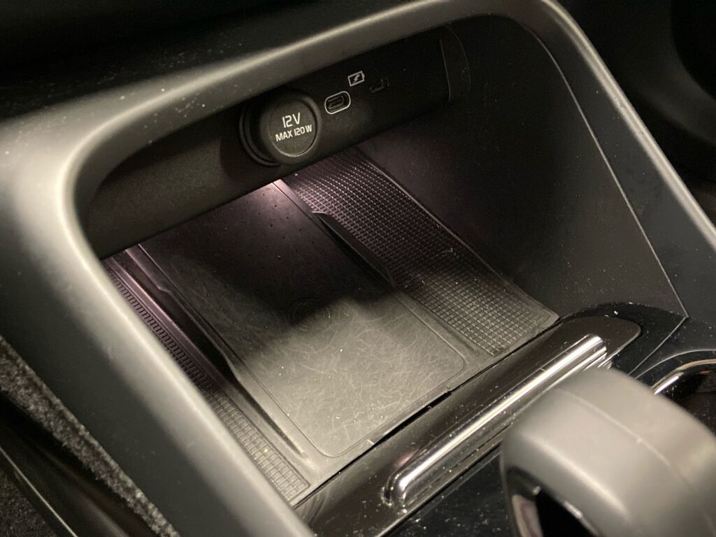 Volvo XC40 2023 Musta