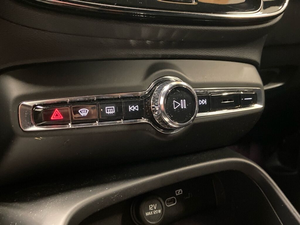 Volvo XC40 2023 Musta