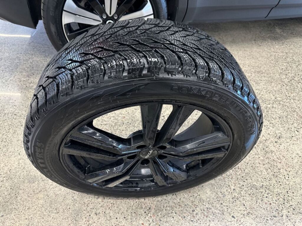 Volvo XC40 2023 Musta