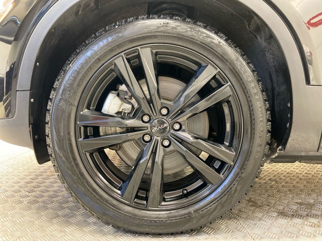 Volvo XC40 2023 Musta