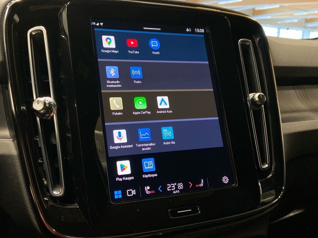 Volvo XC40 2023 Musta