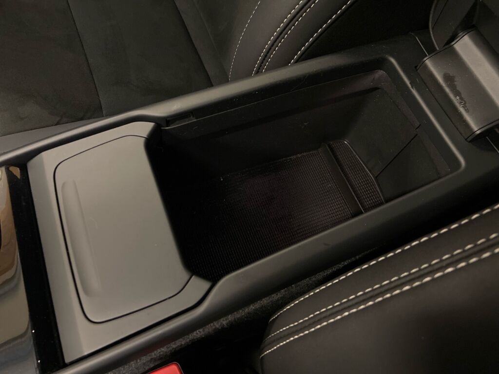 Volvo XC40 2023 Musta