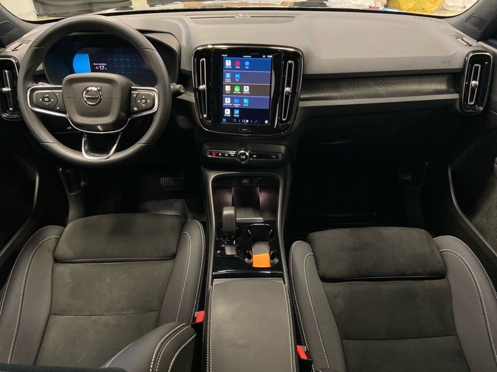 Volvo XC40 2023 Musta