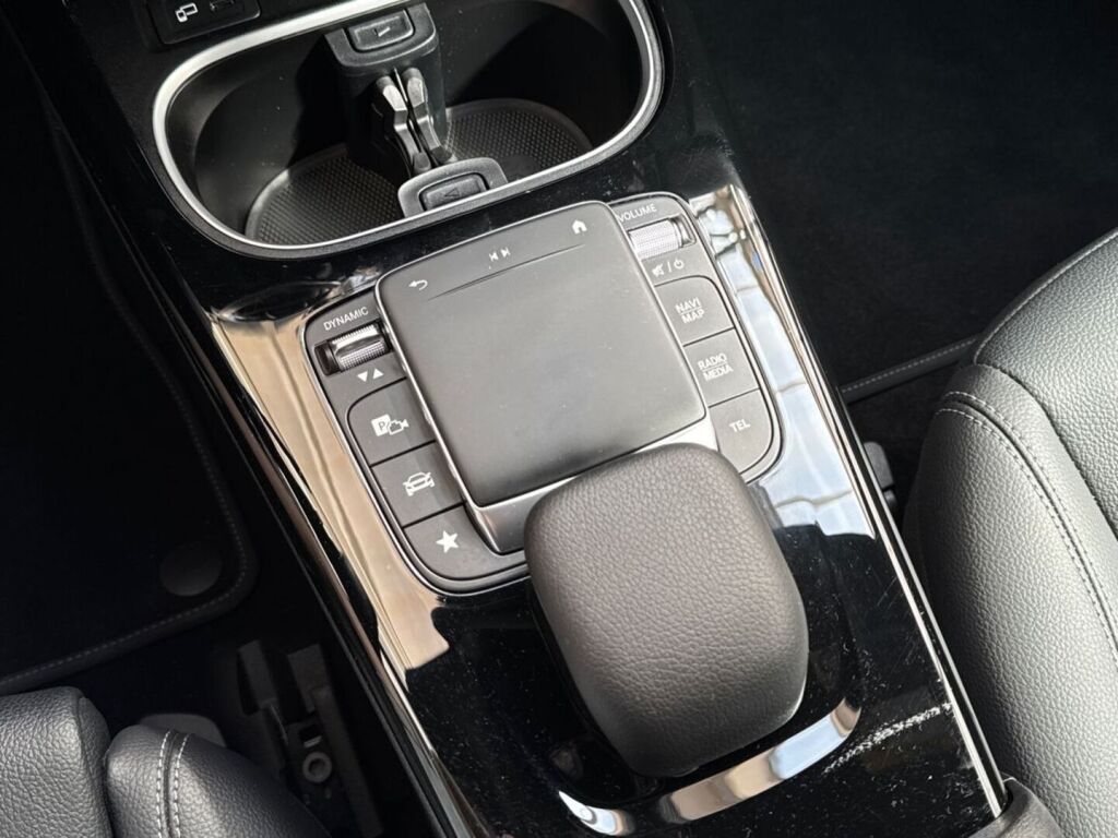 Mercedes-Benz CLA 2023 Musta