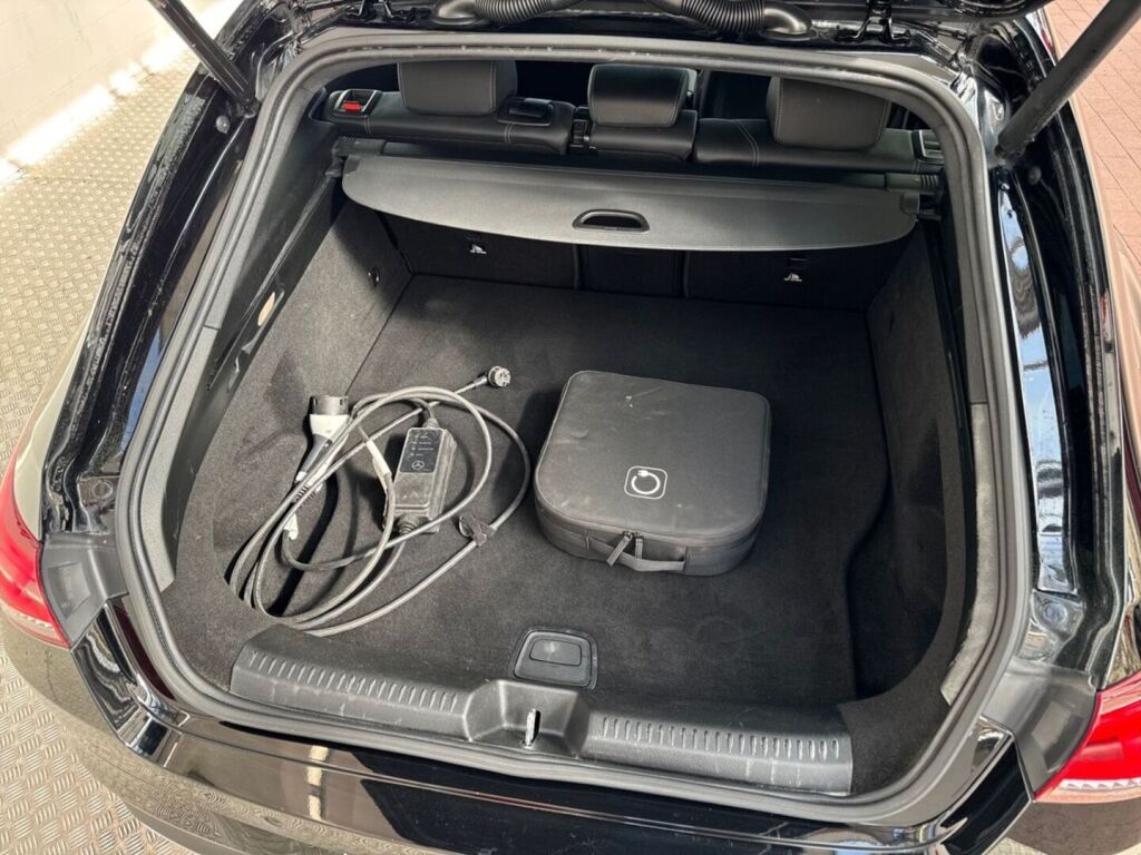 Mercedes-Benz CLA 2023 Musta