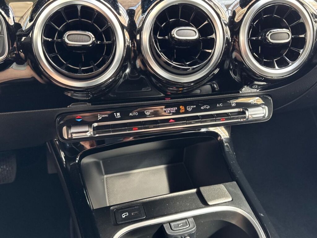 Mercedes-Benz CLA 2023 Musta