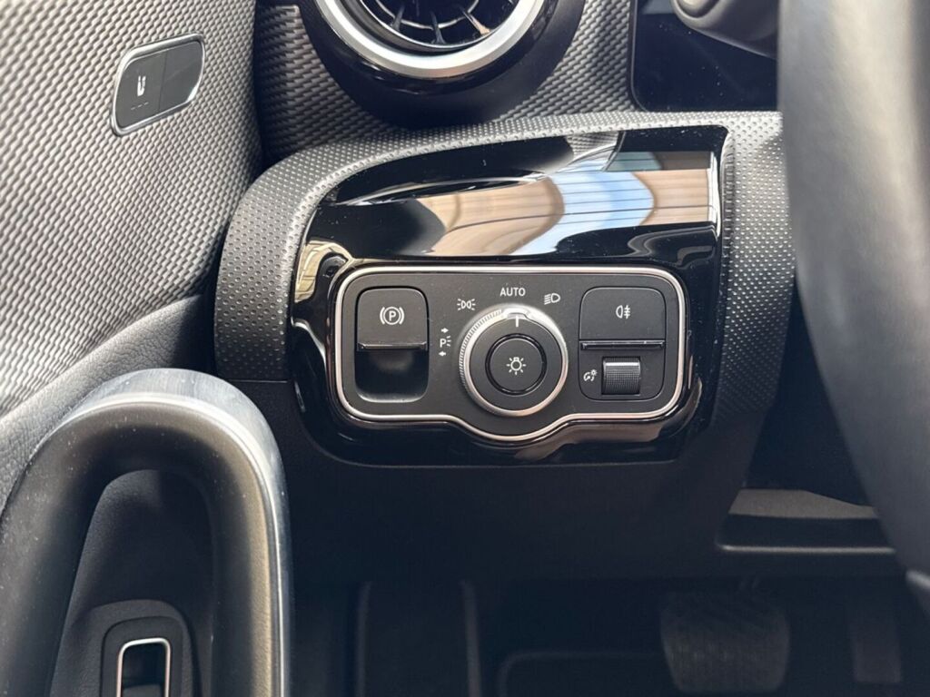 Mercedes-Benz CLA 2023 Musta