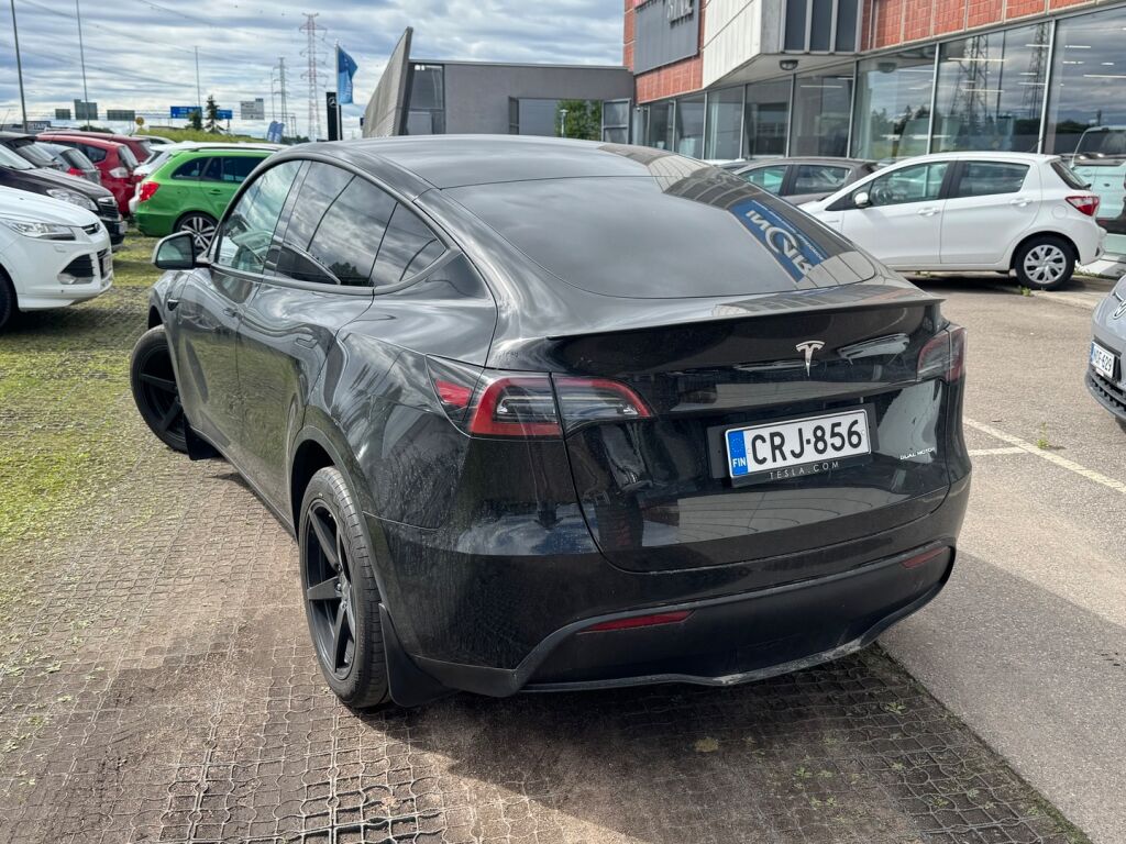 Tesla Model Y 2023 Musta