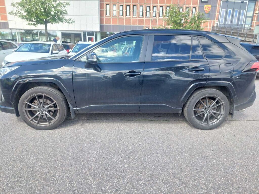 Toyota RAV4 2021 Musta