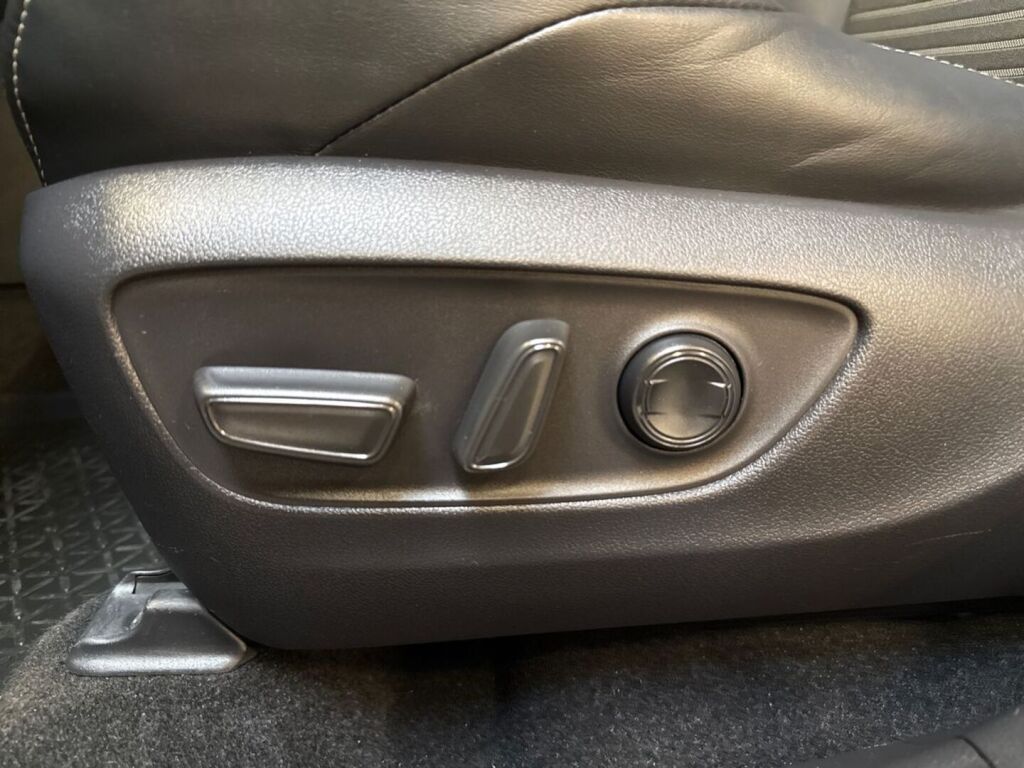 Toyota RAV4 2021 Musta