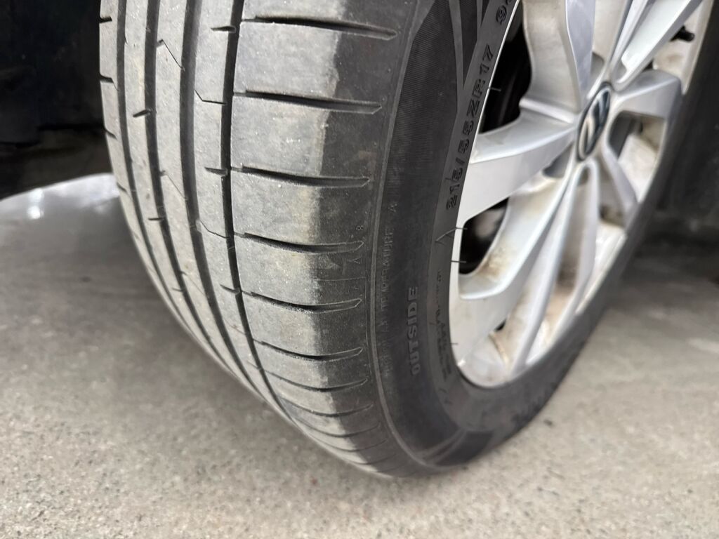 Volkswagen T-Roc 2023 Musta