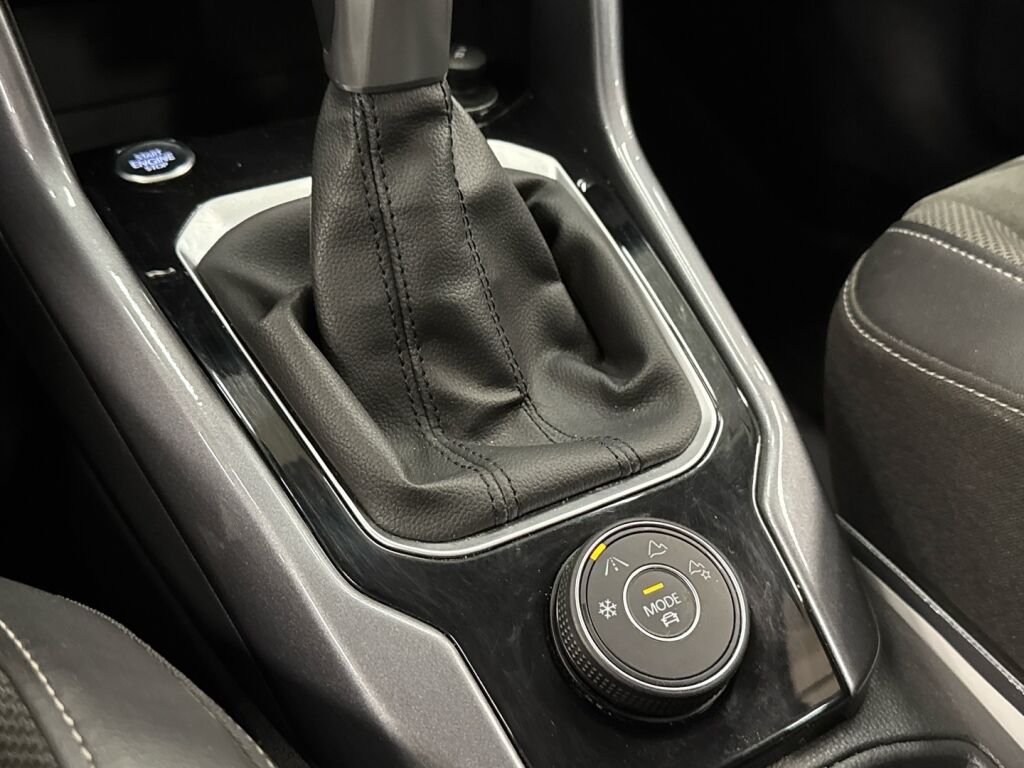 Volkswagen T-Roc 2023 Musta