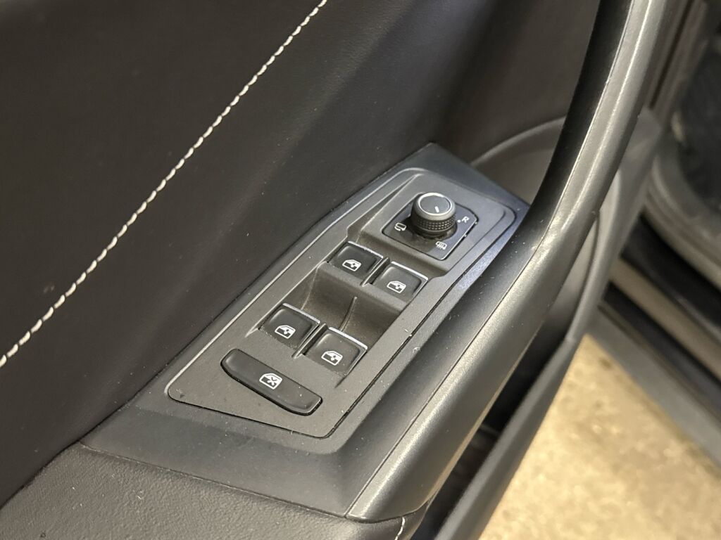 Volkswagen T-Roc 2023 Musta