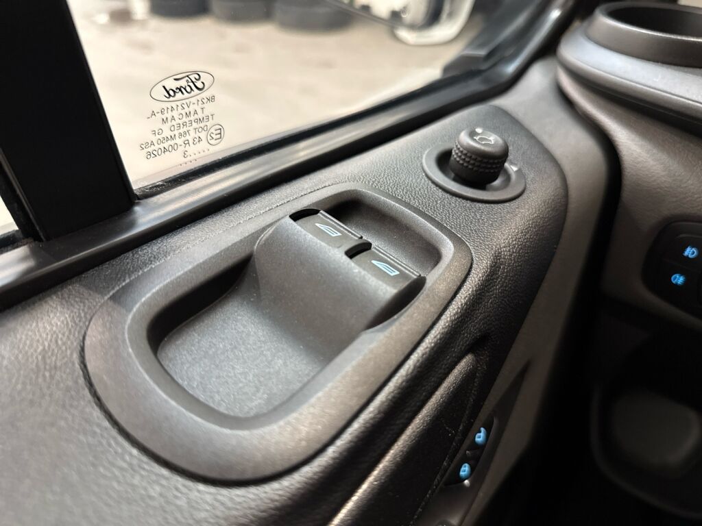 Ford Transit Custom 2023 Musta