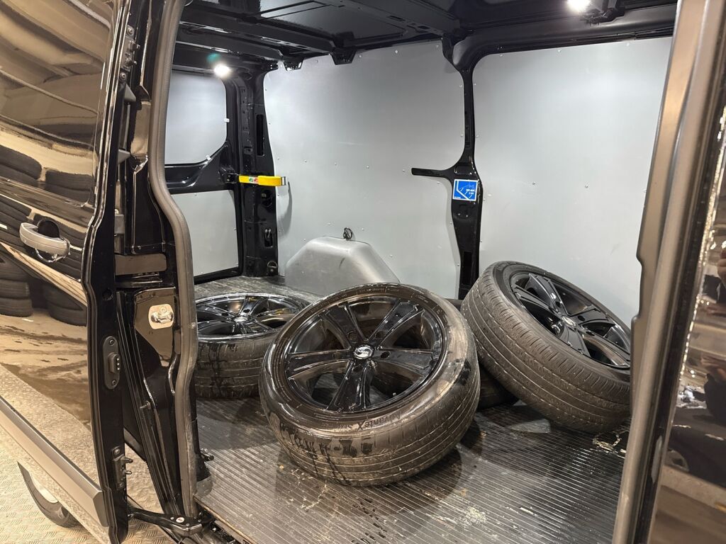 Ford Transit Custom 2023 Musta