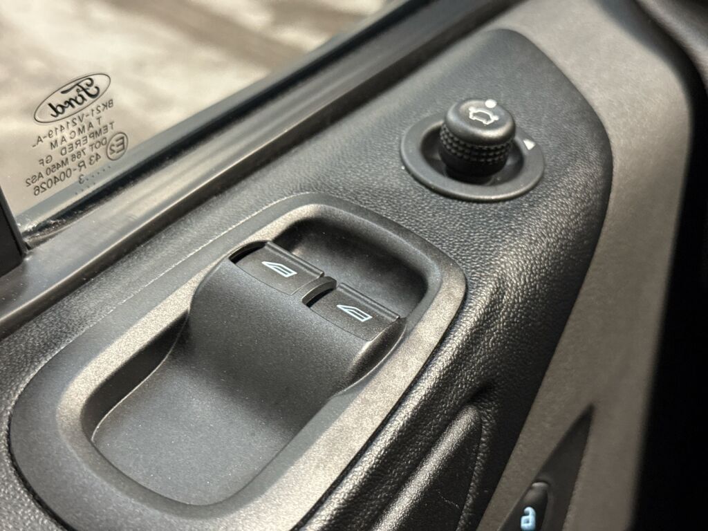 Ford Transit Custom 2023 Musta