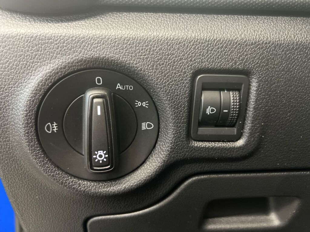 Skoda Fabia 2023 Sininen