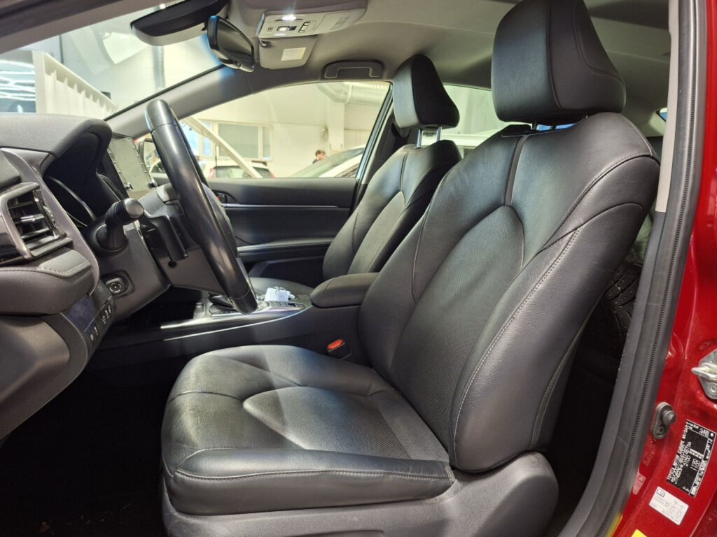 Toyota Camry 2023 Punainen