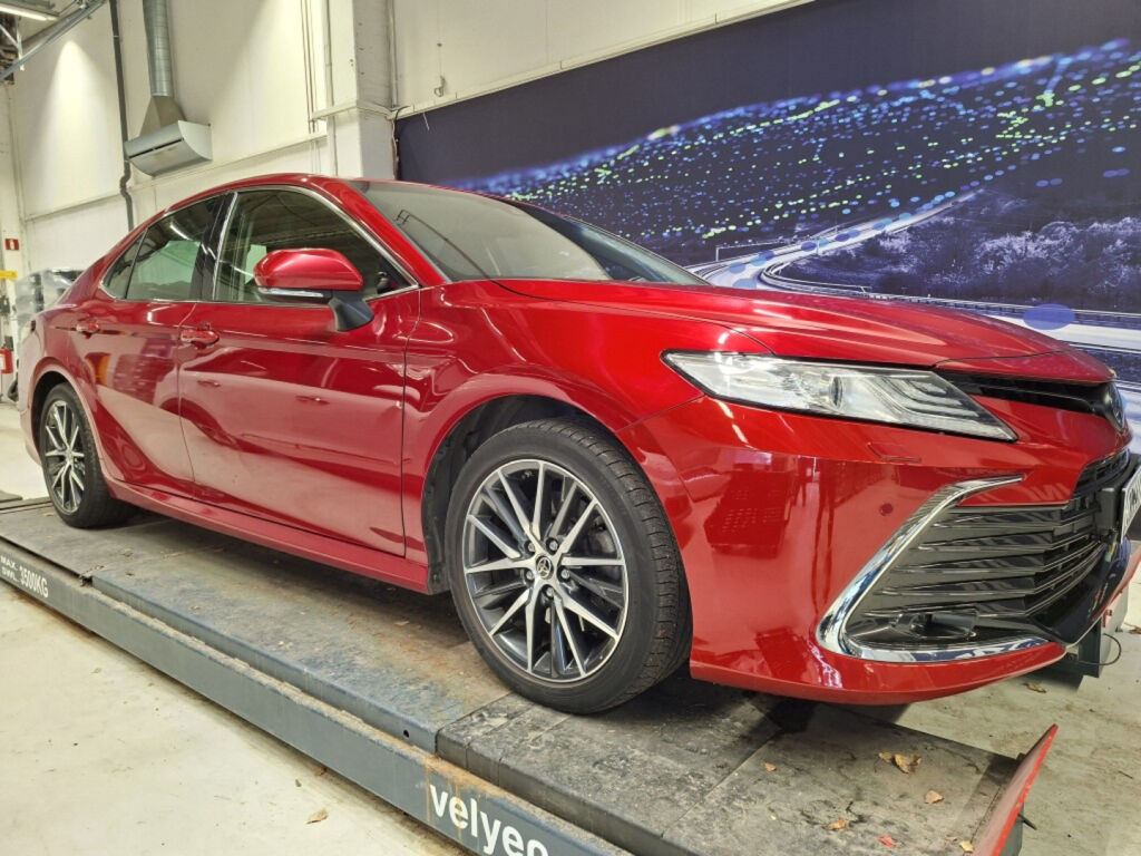 Toyota Camry 2023 Punainen
