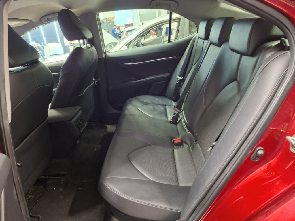 Toyota Camry 2023 Punainen