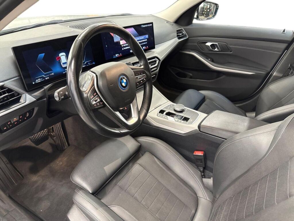 BMW 330 2023 Valkoinen