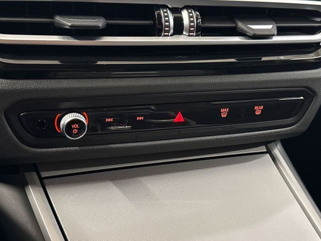BMW 330 2023 Valkoinen