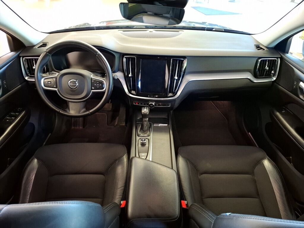 Volvo V60 2019 Musta