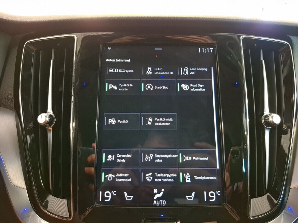 Volvo V60 2019 Musta