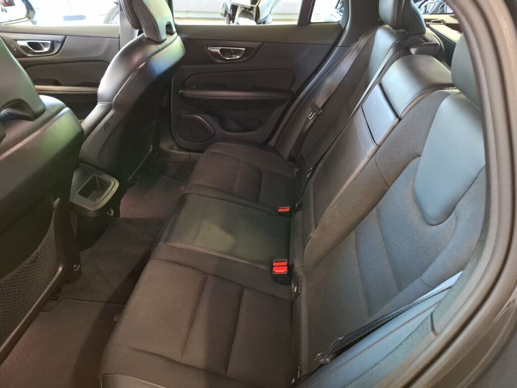 Volvo V60 2019 Musta