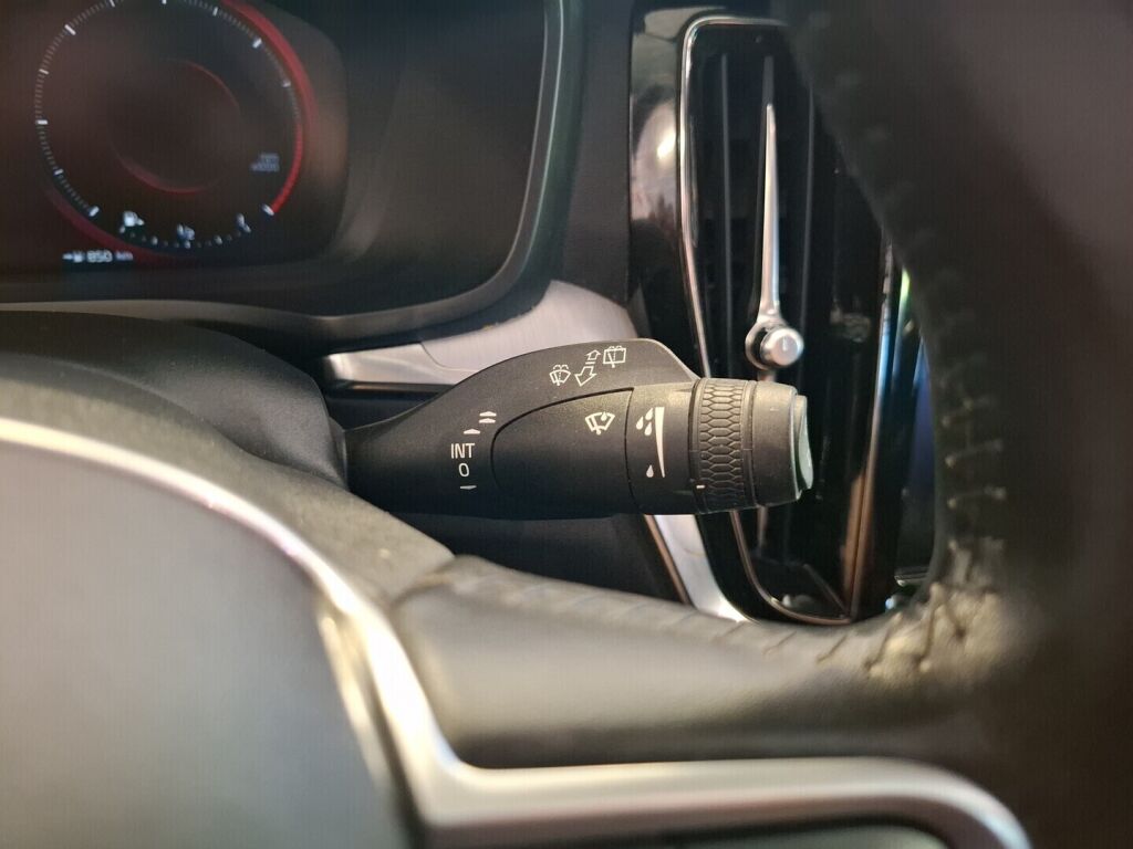 Volvo V60 2019 Musta