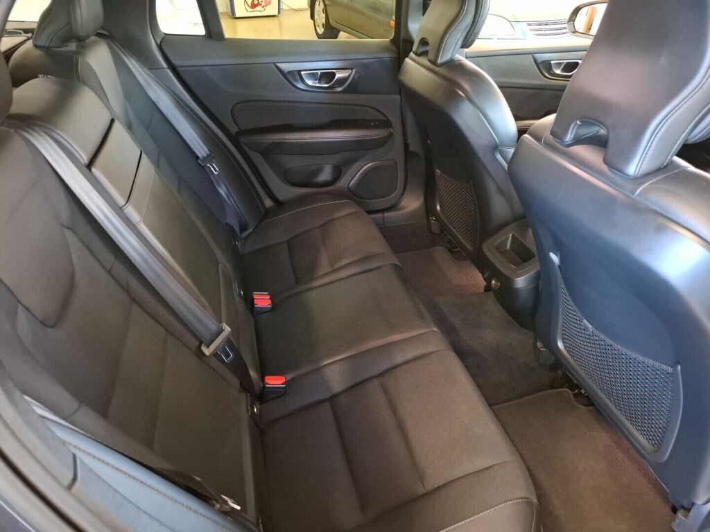 Volvo V60 2019 Musta