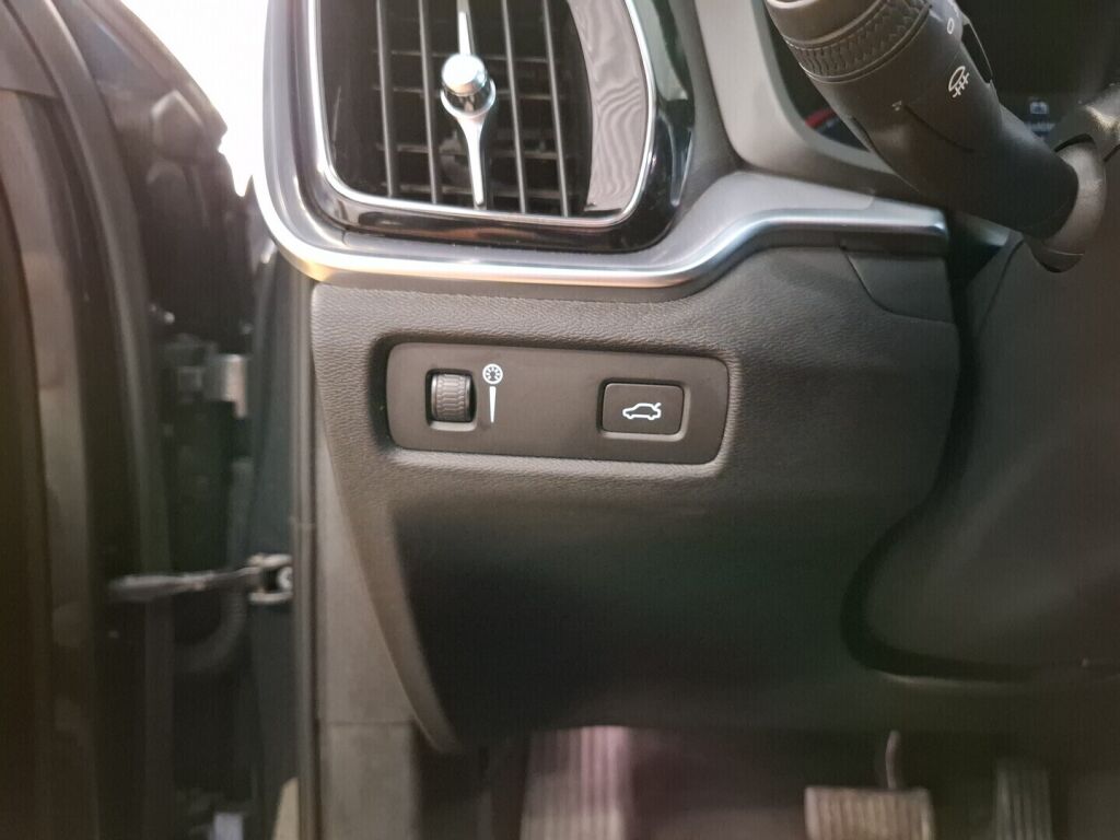 Volvo V60 2019 Musta