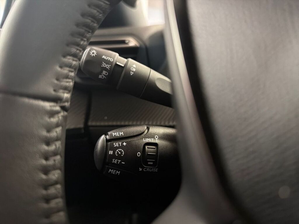 Peugeot e-2008 2023 Oranssi