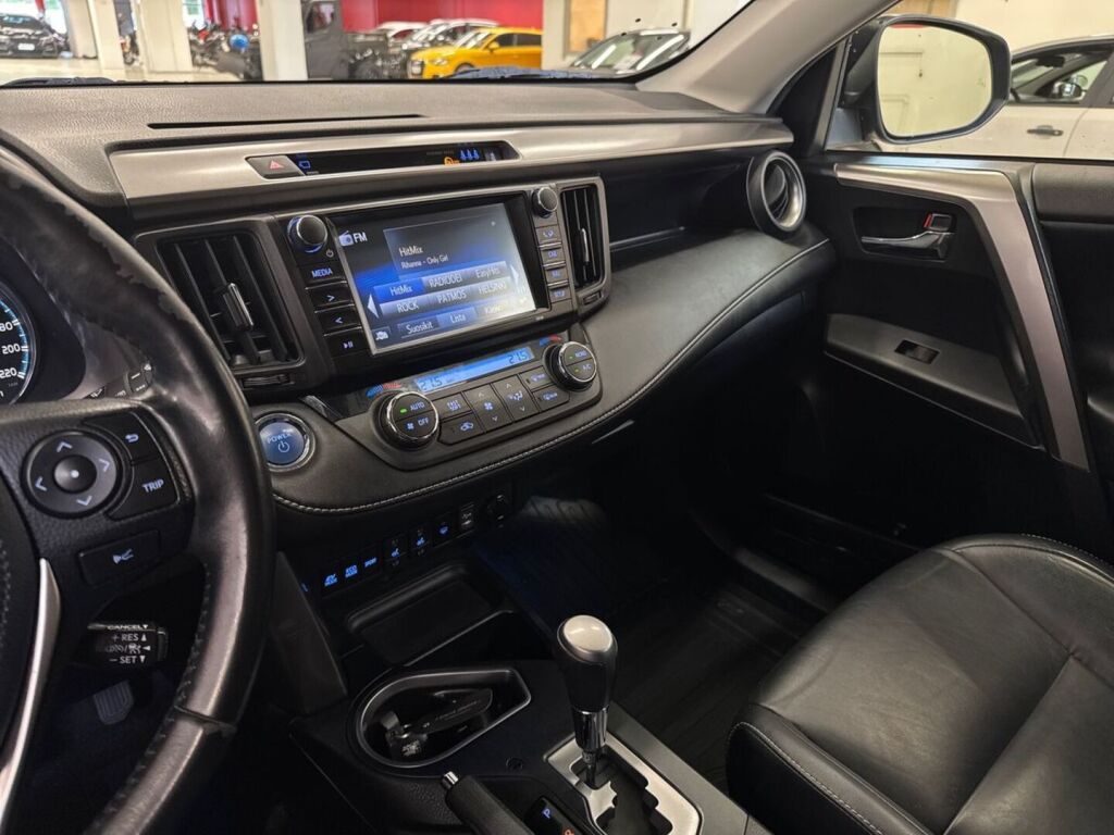 Toyota RAV4 2017 Ruskea (beige)