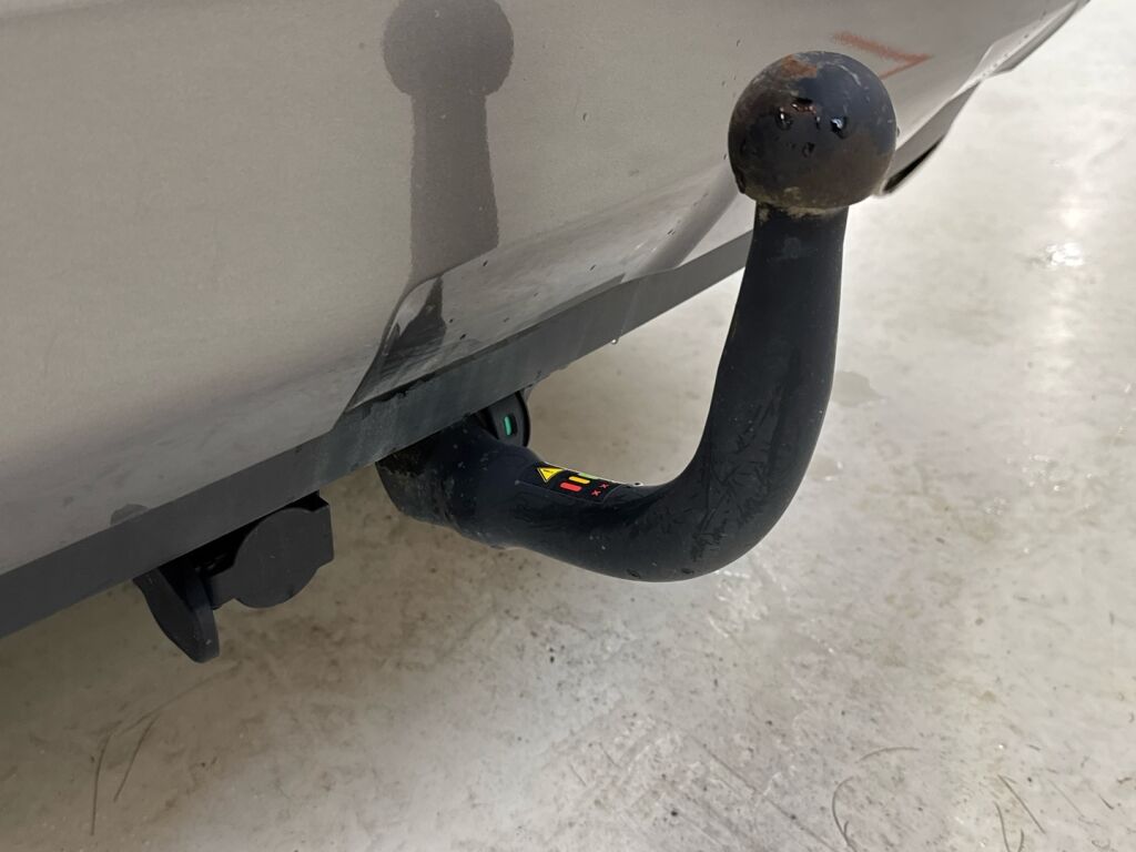 Toyota RAV4 2021 Musta