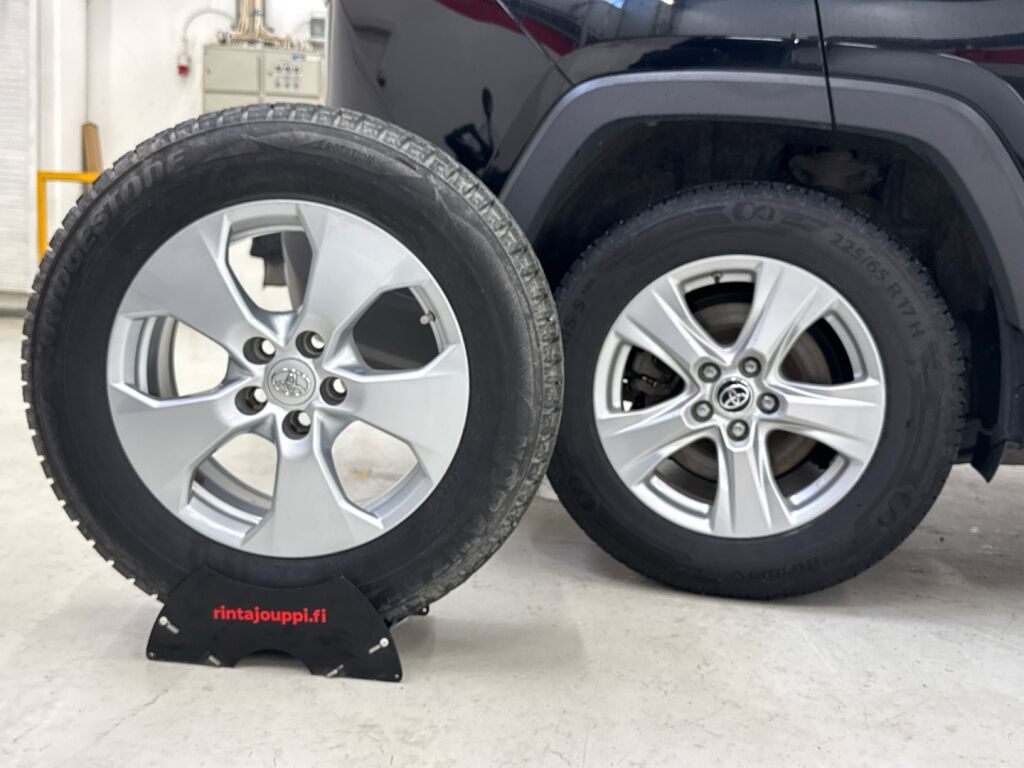 Toyota RAV4 2021 Musta