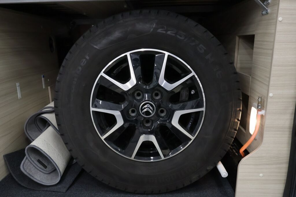 Adria TWIN AXESS 640 SL 2024 Valkoinen