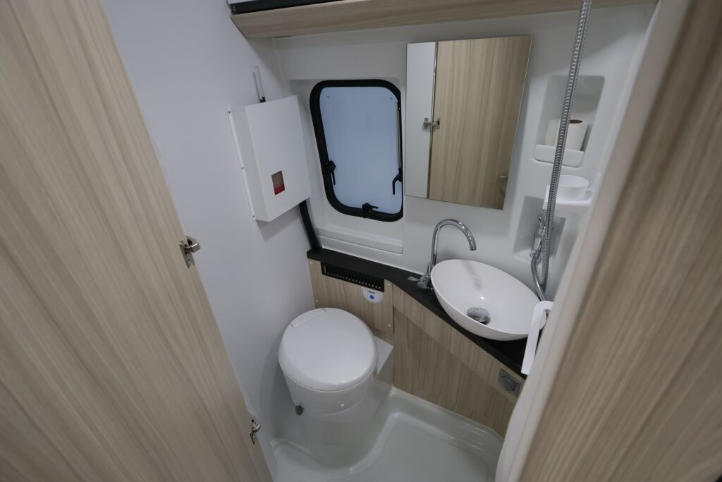 Adria TWIN AXESS 640 SL 2024 Valkoinen