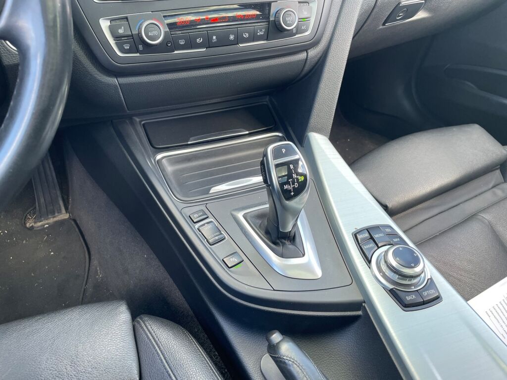 BMW 330 2013 Musta