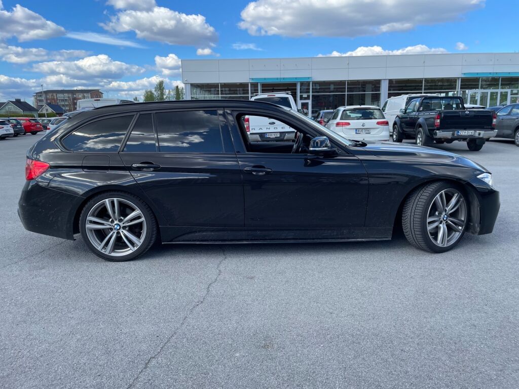BMW 330 2013 Musta