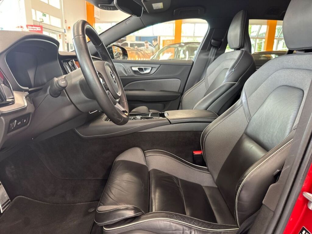 Volvo V60 2022 Punainen