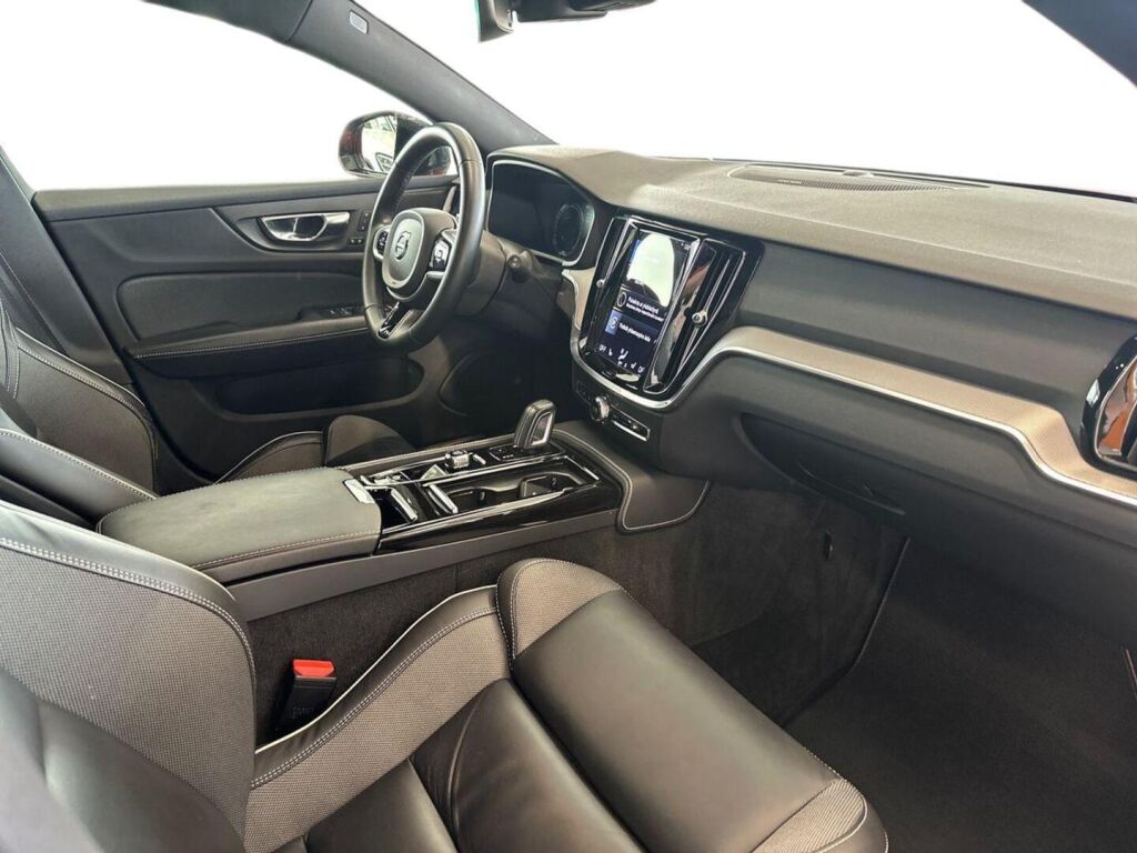 Volvo V60 2022 Punainen