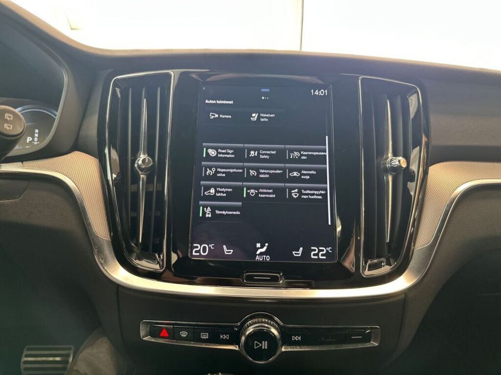 Volvo V60 2022 Punainen