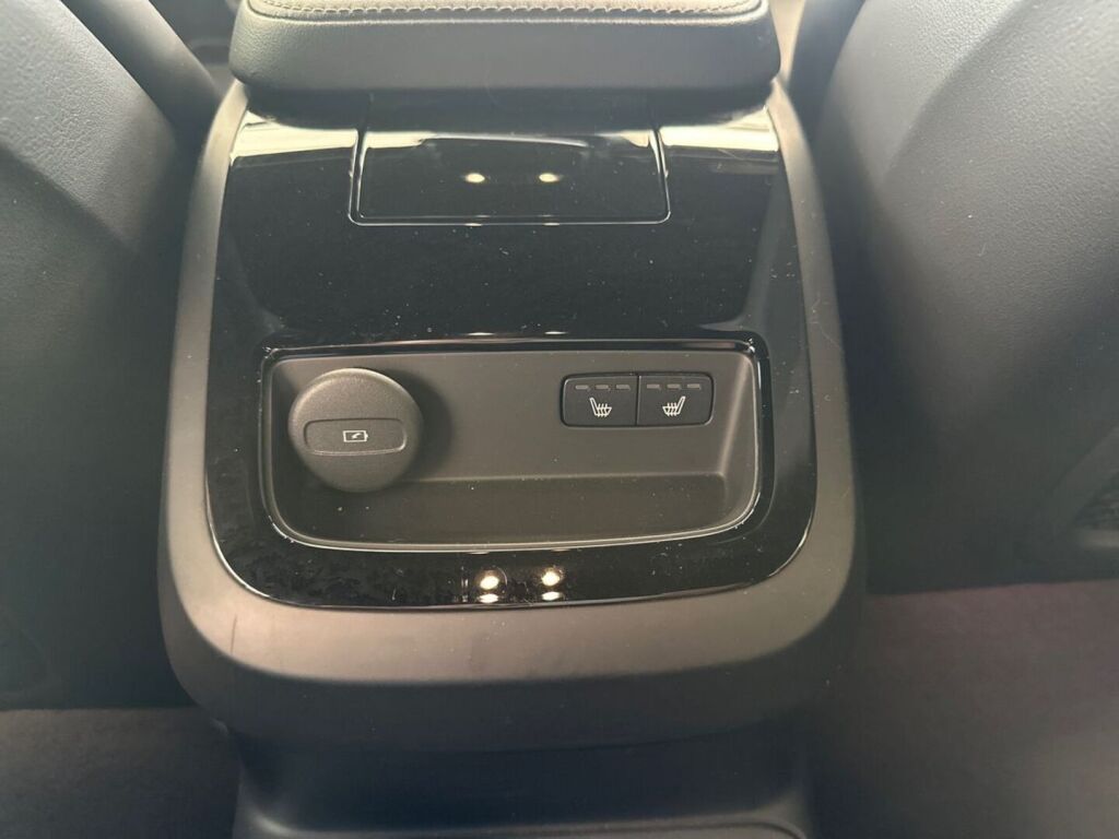 Volvo V60 2022 Punainen