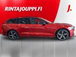 Volvo V60 2022 Punainen