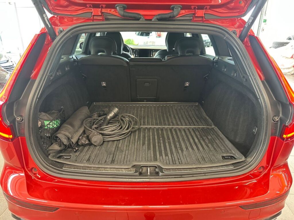 Volvo V60 2022 Punainen