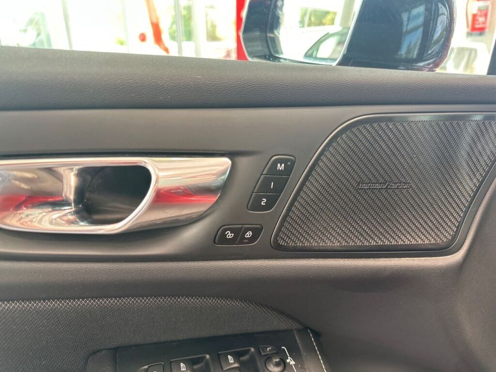 Volvo V60 2022 Punainen