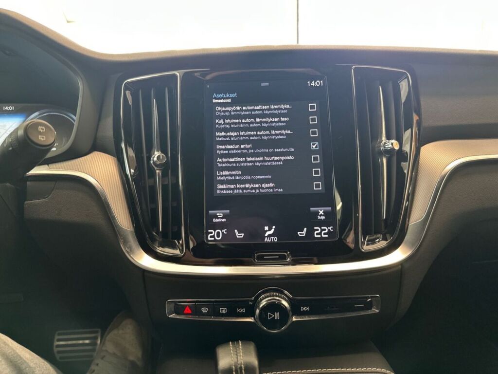 Volvo V60 2022 Punainen