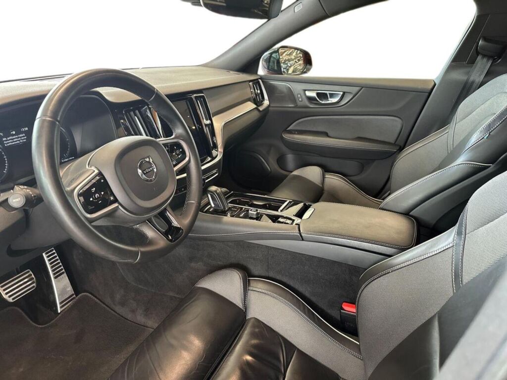 Volvo V60 2022 Punainen