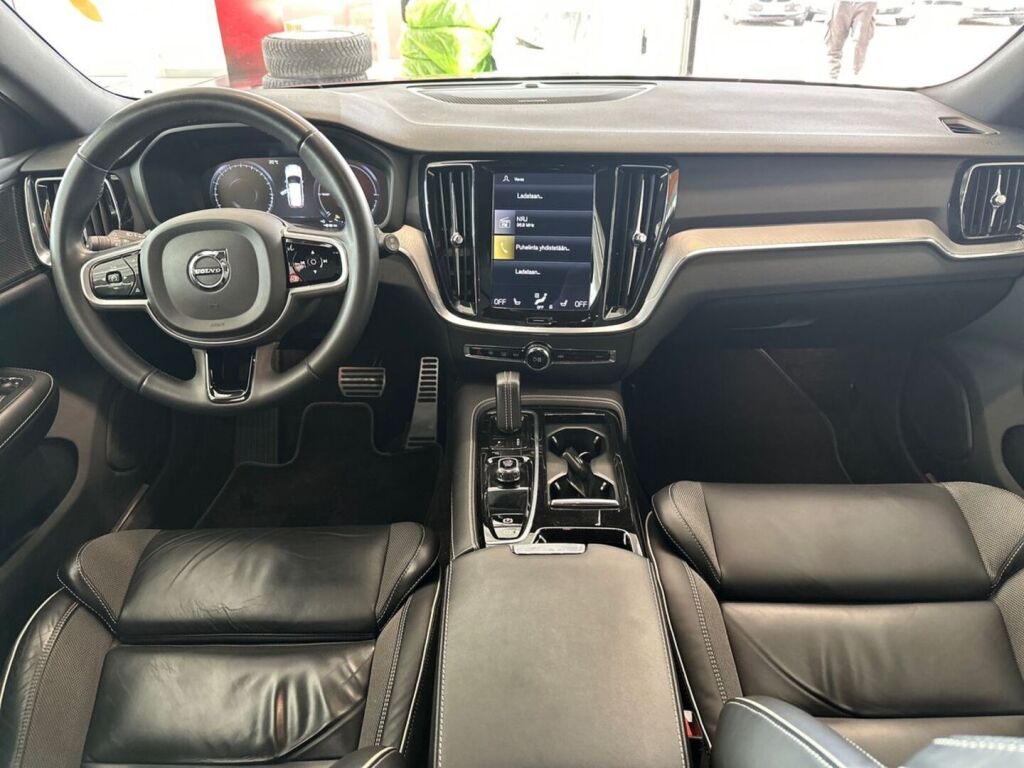 Volvo V60 2022 Punainen